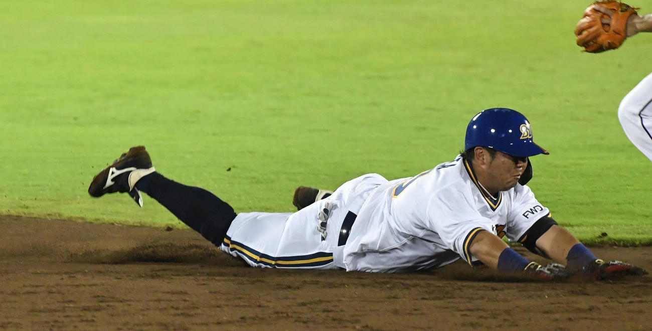 オリックス対楽天　4回オリックス無死一塁、大下は右二塁打を放ちヘッドスライディング（撮影・前岡正明）