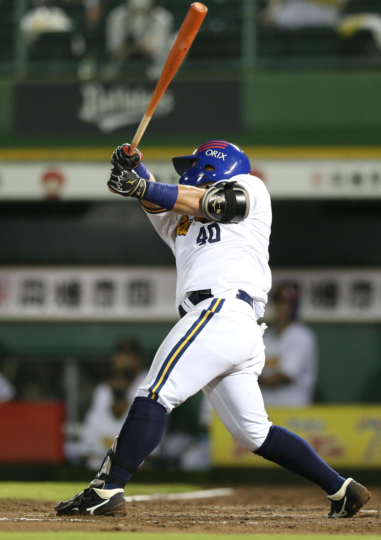 オリックス対楽天　4回裏オリックス無死一塁、大下は右に二塁打を放つ（撮影・上山淳一）