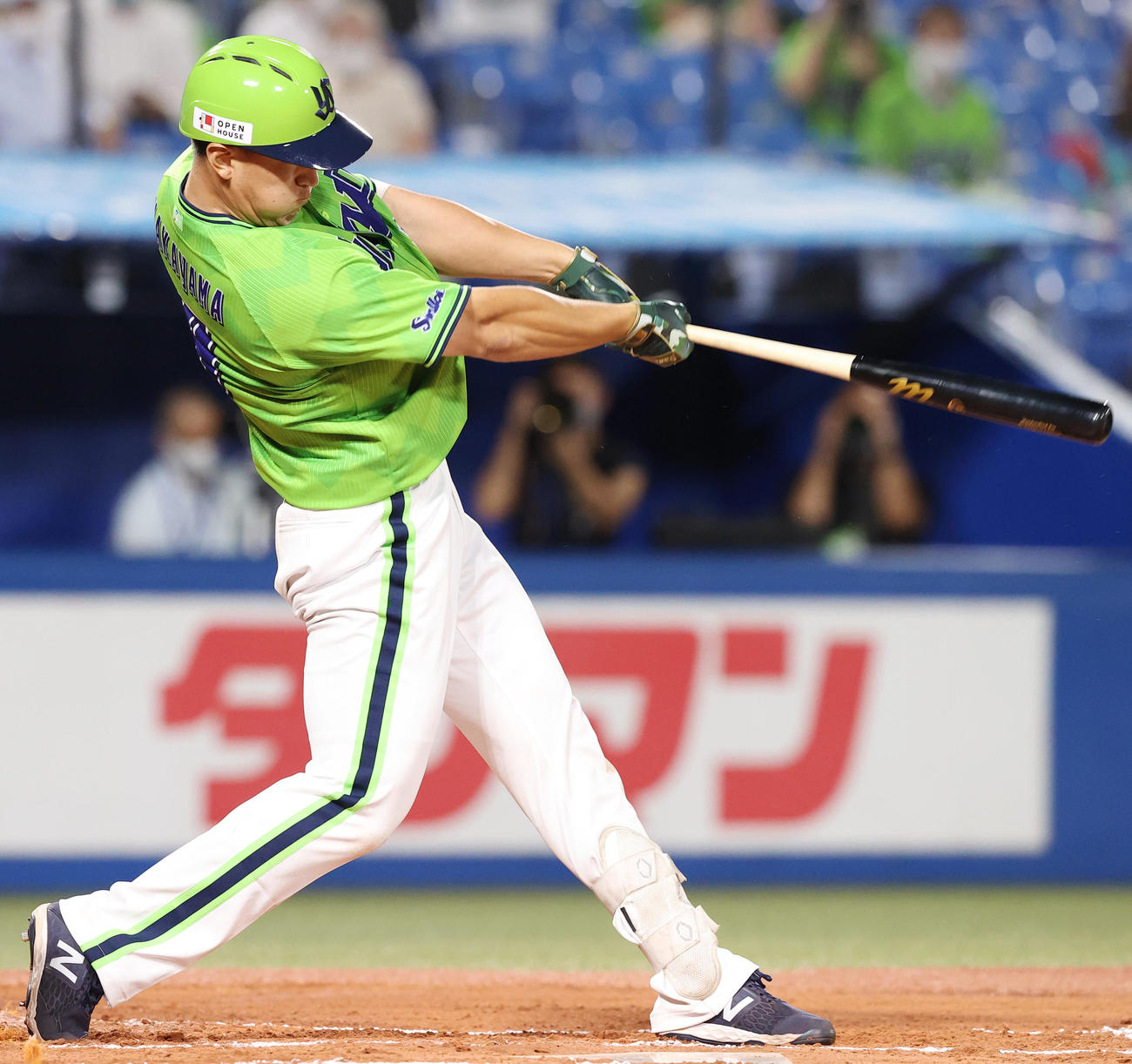 ヤクルト対DeNA　6回裏ヤクルト1死、左越えソロ本塁打を放つ中山（撮影・垰建太）