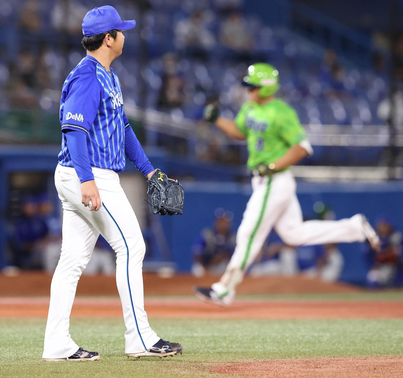 ヤクルト対DeNA　6回裏ヤクルト1死、中山（右）にソロ本塁打を浴びる山崎（撮影・垰建太）