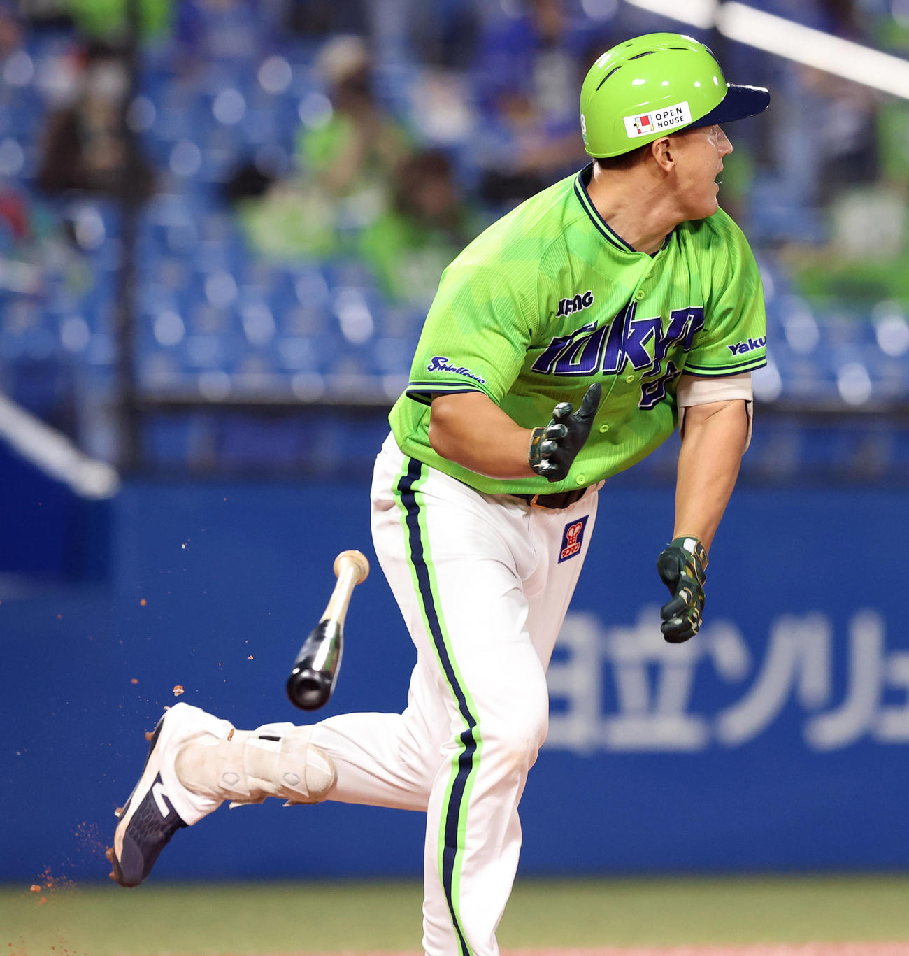 ヤクルト対DeNA　6回裏ヤクルト1死、左越えソロ本塁打を放つ中山（撮影・垰建太）