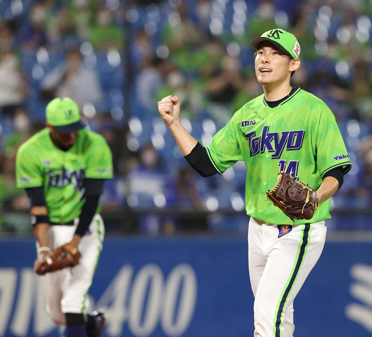 ヤクルト対DeNA　5回表DeNA2死一、二塁、佐野を三邪飛に仕留めガッツポーズする高梨（撮影・垰建太）