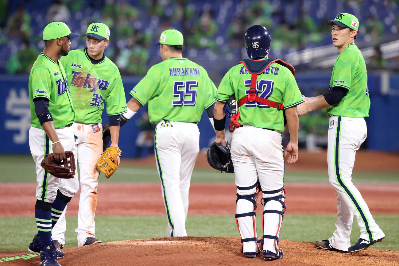 ヤクルト対DeNA　3回表DeNA無死一、二塁、マウンドでナインと言葉を交わすヤクルト先発の高梨（右）（撮影・垰建太）