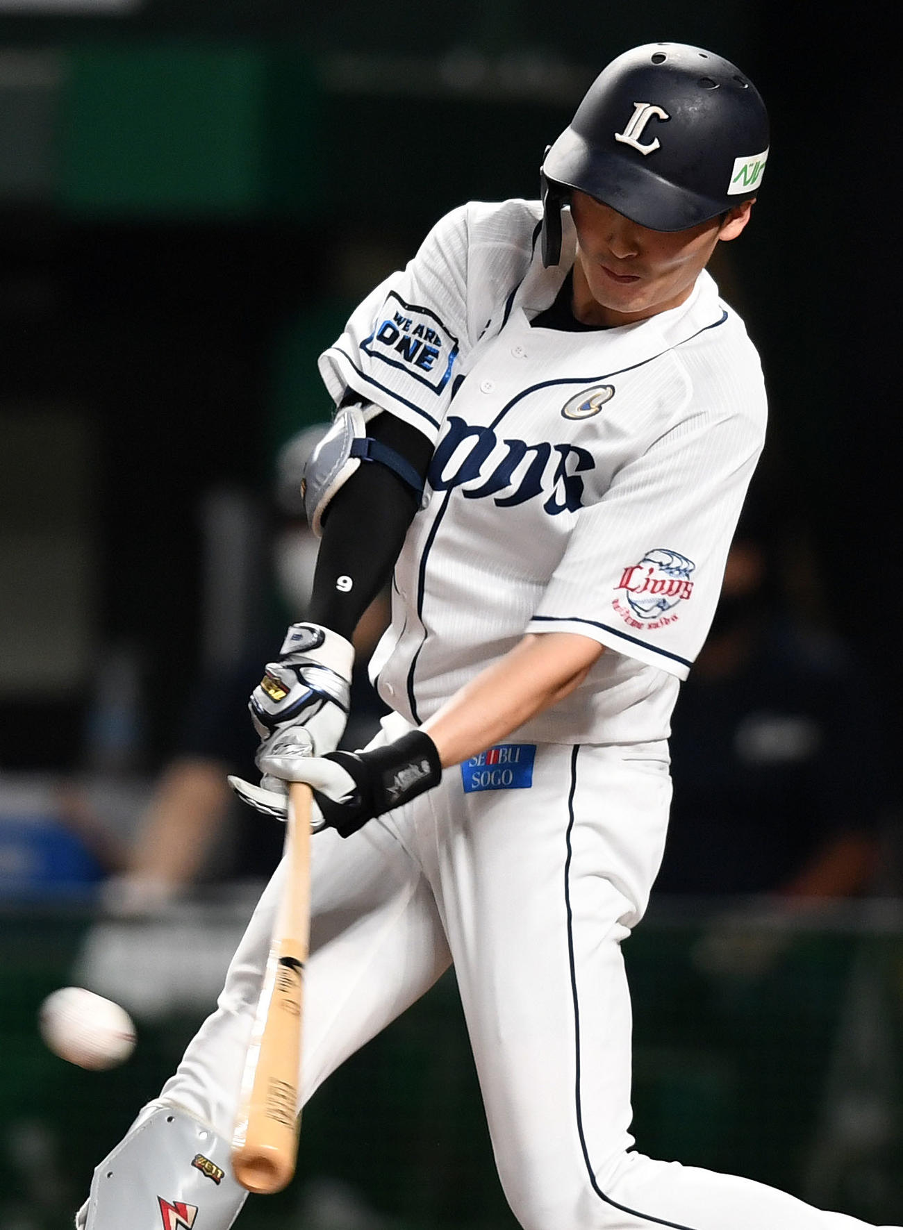 西武対ロッテ　打球を放つ西武源田（撮影・横山健太）