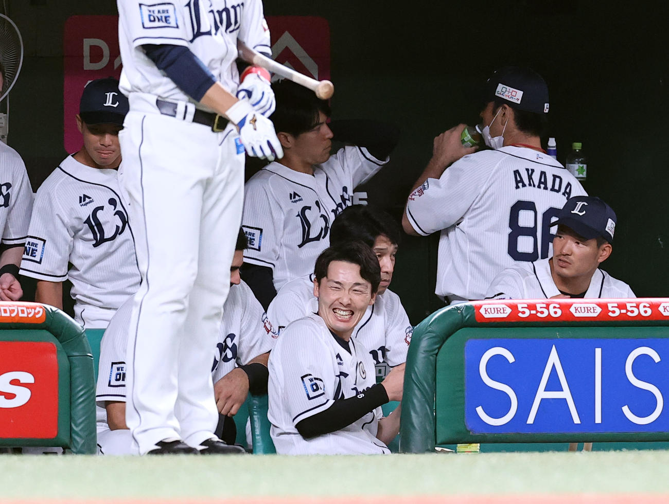 西武対ロッテ　試合開始前、メヒア（左）と談笑する源田（中央）（撮影・浅見桂子）