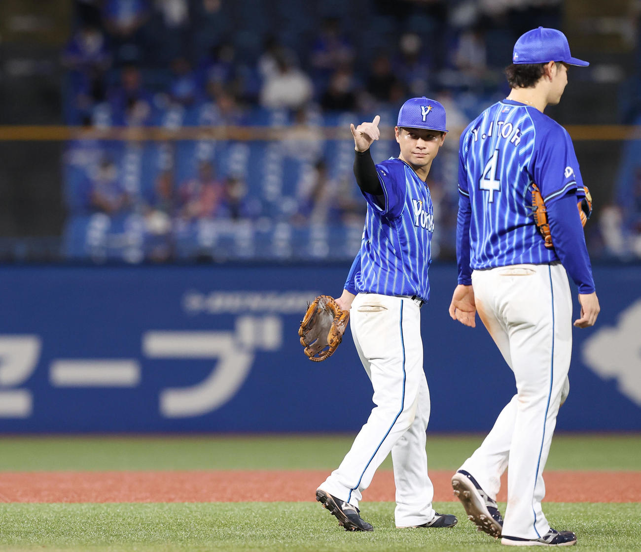 ヤクルト対DeNA　5回裏ヤクルト1死二塁、ピンチの場面でマウンドのピープルズにジェスチャーを送る柴田（右から2人目）（撮影・垰建太）