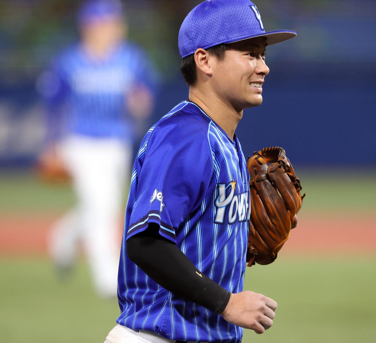 ヤクルト対DeNA　1回裏ヤクルトの攻撃を無失点で終え笑顔でベンチに戻るDeNA柴田（撮影・垰建太）