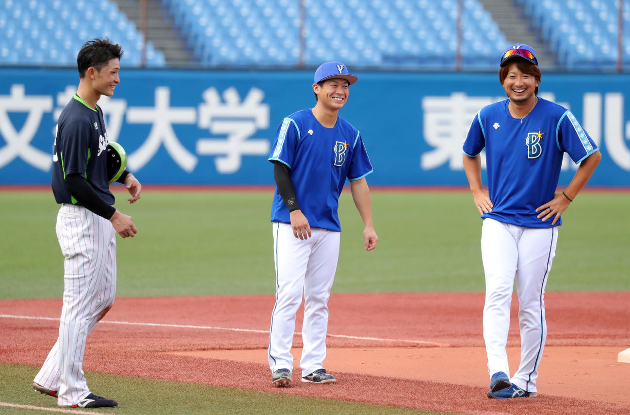 ヤクルト対DeNA　試合前、談笑するDeNA柴田（中央）、三嶋（右）とヤクルト宮本（撮影・垰建太）