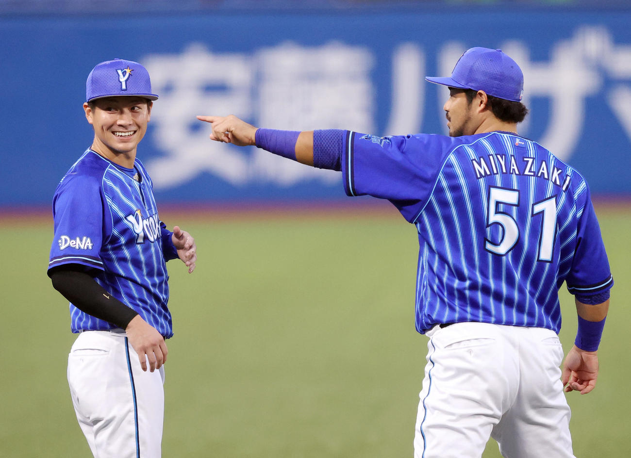 ヤクルト対DeNA　試合前、DeNA柴田（左）は宮崎とリラックスした表情（撮影・垰建太）