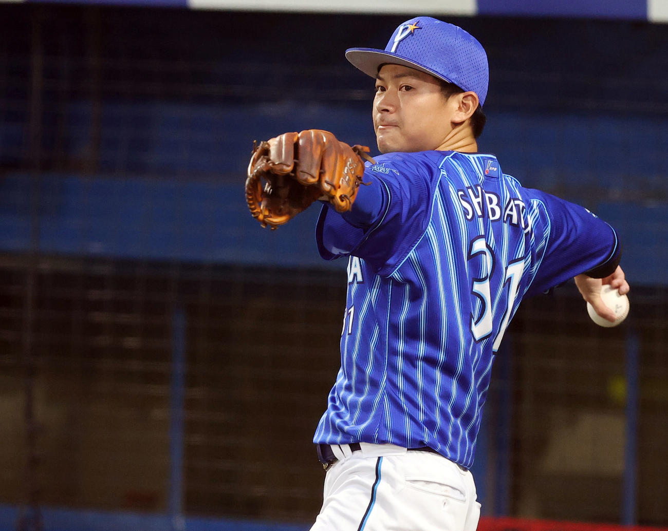 ヤクルト対DeNA　試合前、集中した表情でキャッチボールするDeNA柴田（撮影・垰建太）