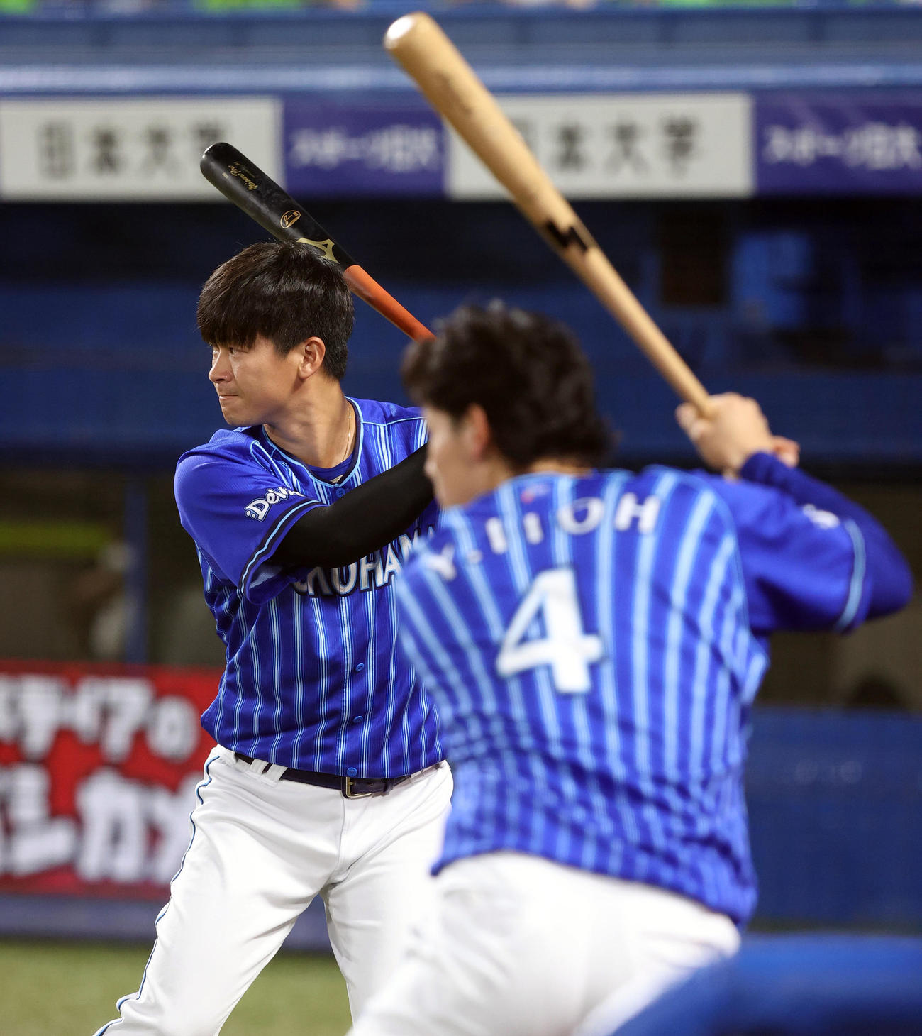 ヤクルト対DeNA　試合前、DeNA柴田（左）と伊藤裕はベンチ前でヤクルト先発の高梨の投球のタイミングに合わせる（撮影・垰建太）