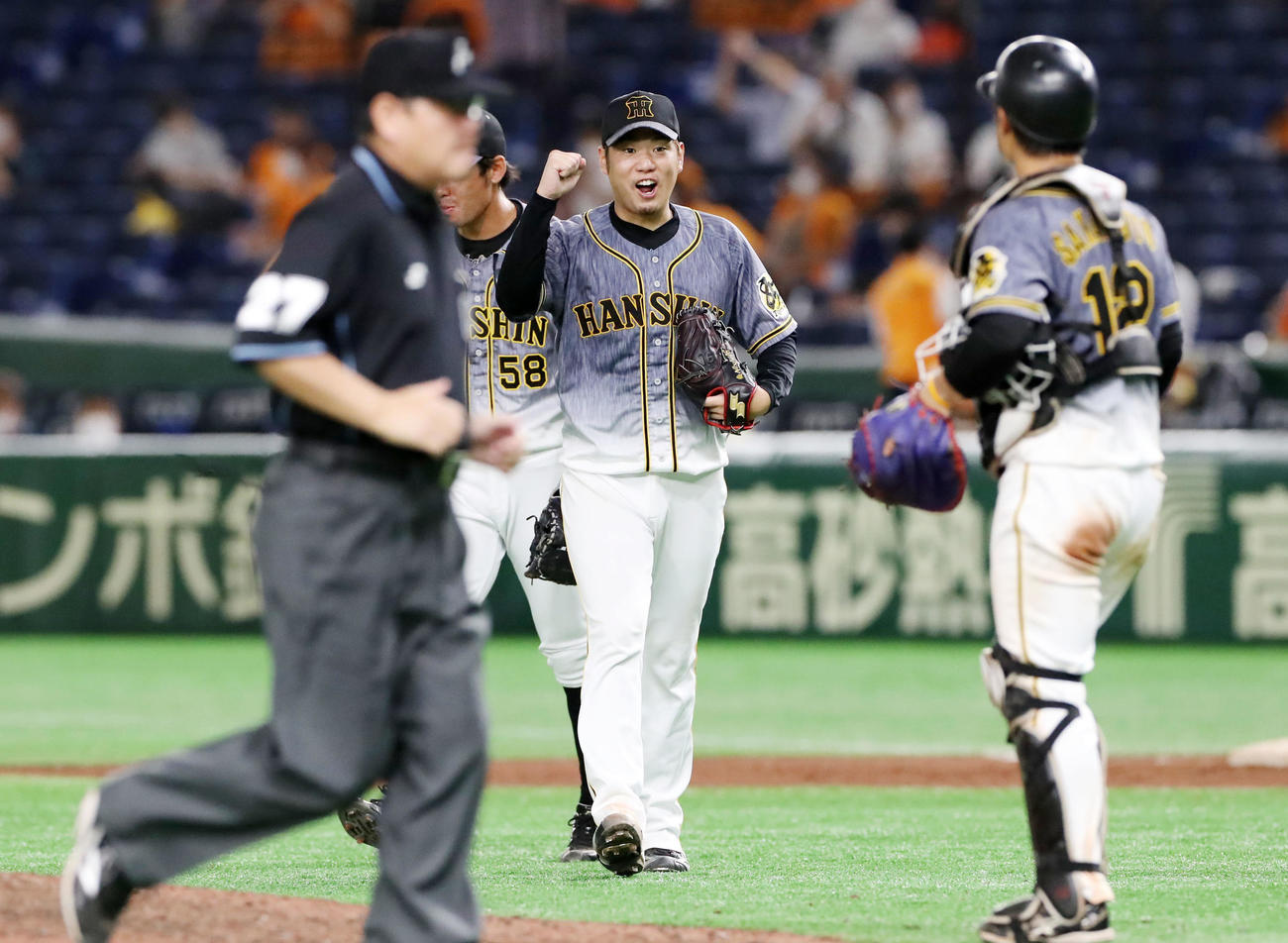 巨人対阪神　2試合連続完封勝ちの西勇は坂本（右）に向かってガッツポーズを見せる、左は荒木（撮影・加藤哉）