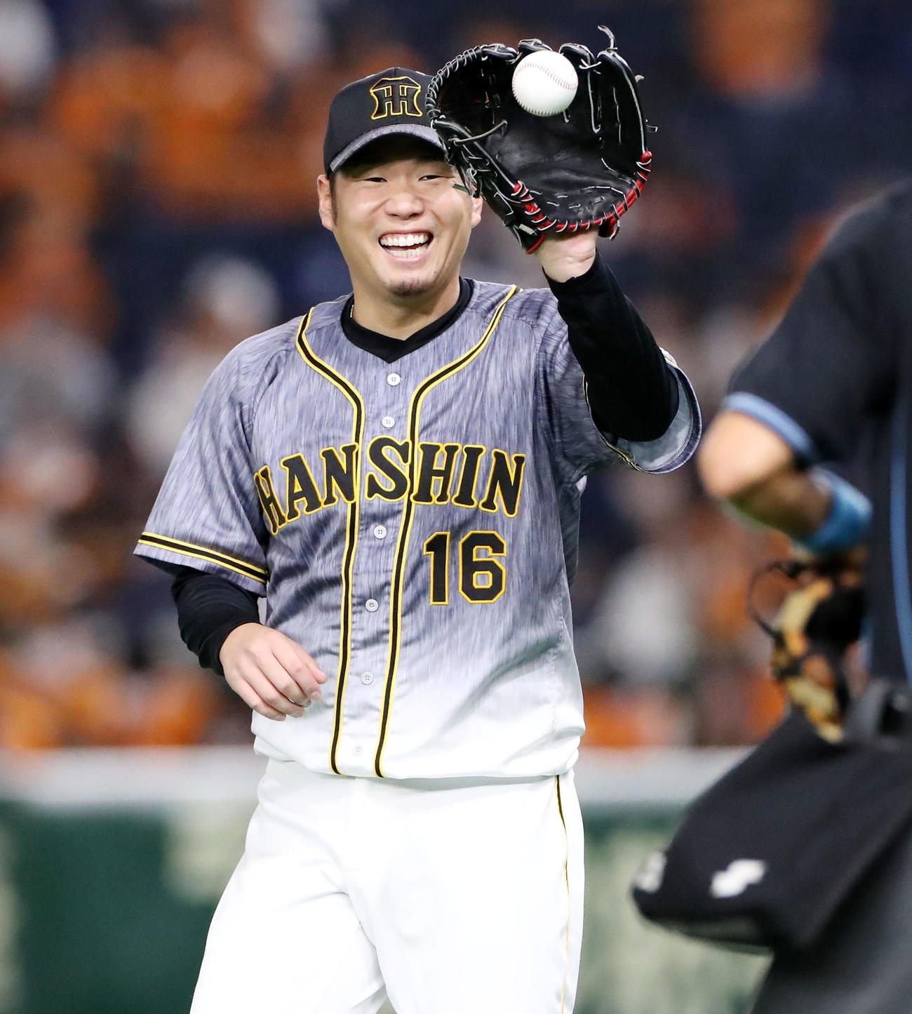 巨人対阪神　8回裏、西勇は球審から笑顔でボールを受け取る（撮影・加藤哉）
