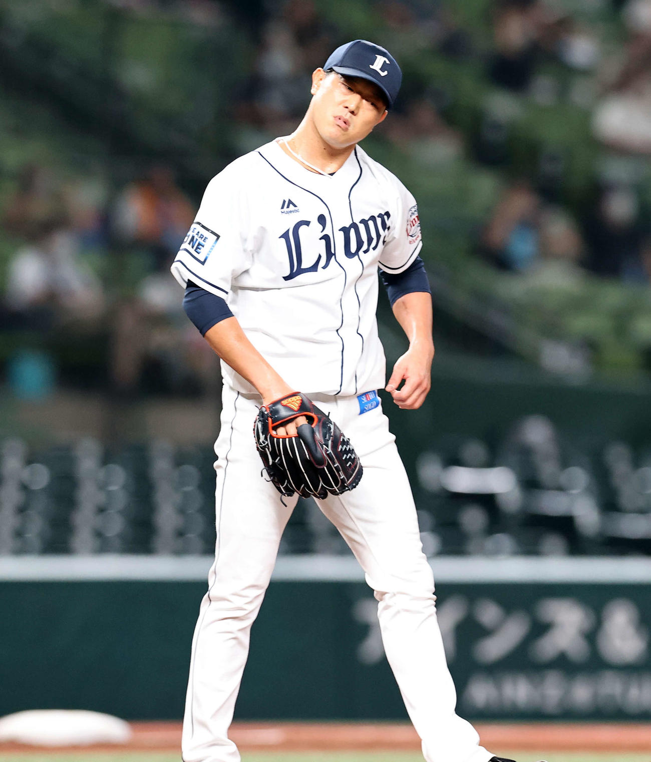 西武対ロッテ　3回表ロッテ無死、マーティンに右越えソロ本塁打を許し、首をかしげる内海（撮影・浅見桂子）