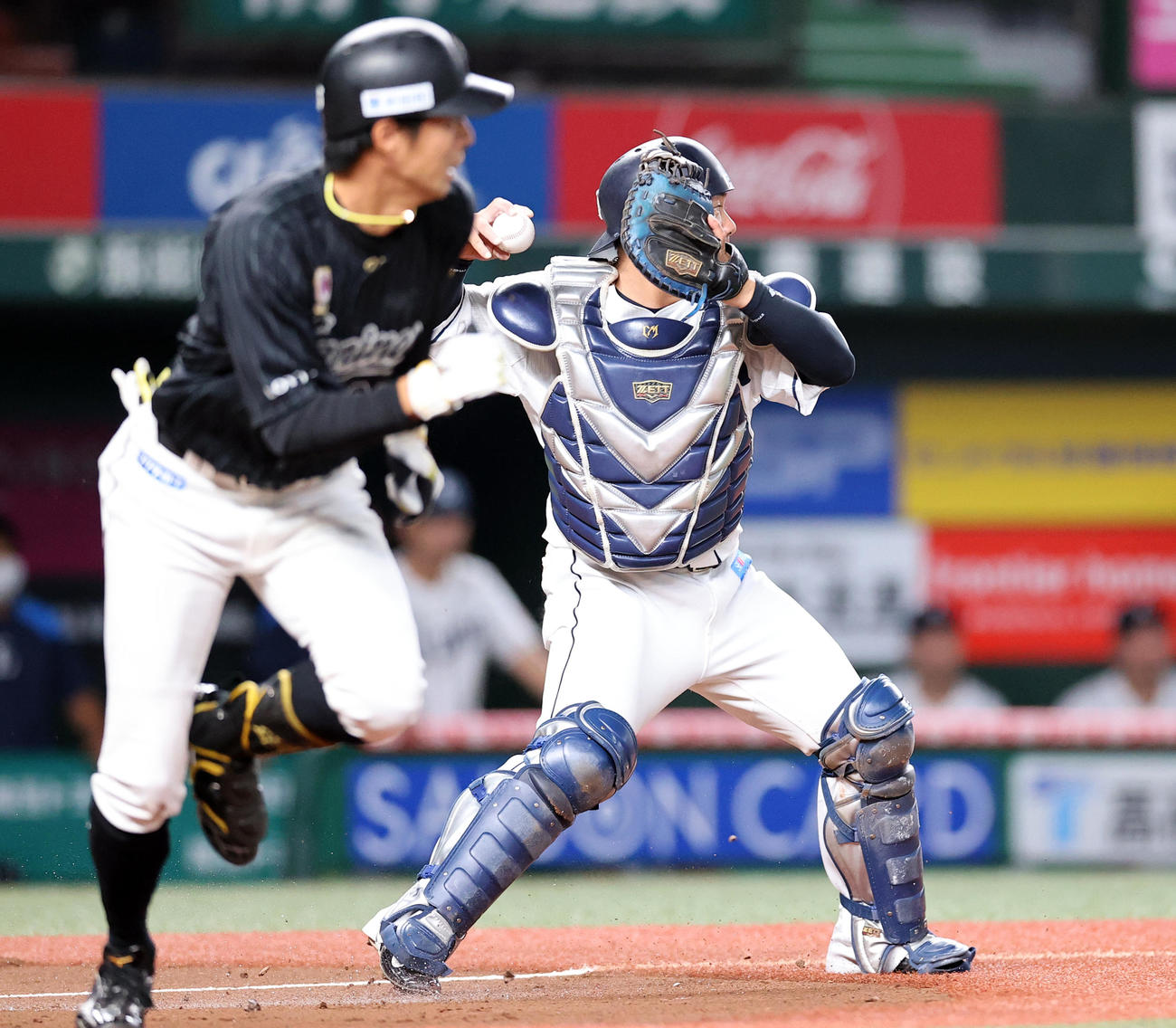 西武対ロッテ　2回表ロッテ無死一、二塁、岡（手前）の送りバントを三塁に悪送球し失点する森（撮影・浅見桂子）