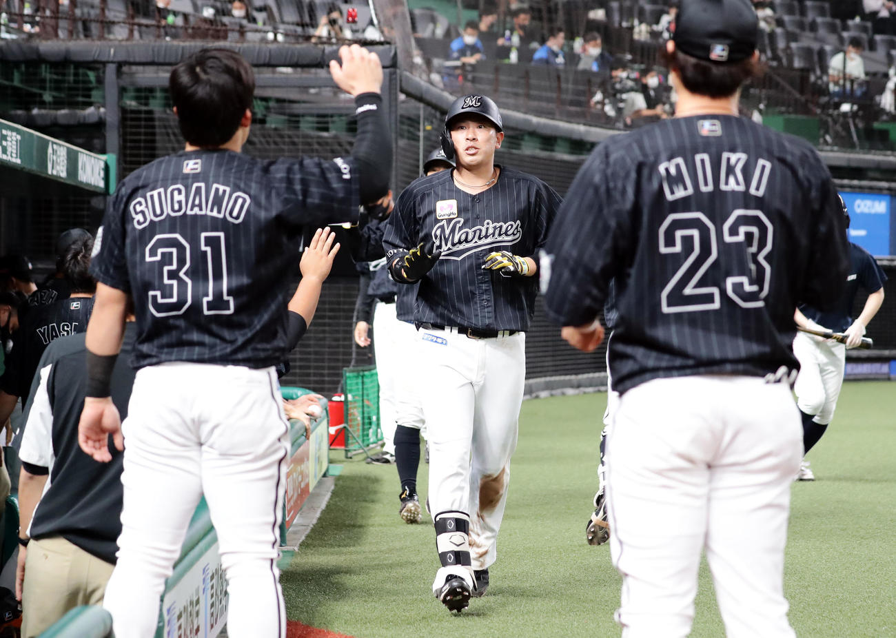 西武対ロッテ　6回表ロッテ1死二塁、角中（中央）は右越え2点本塁打を放ちナインとハイタッチ（撮影・浅見桂子）