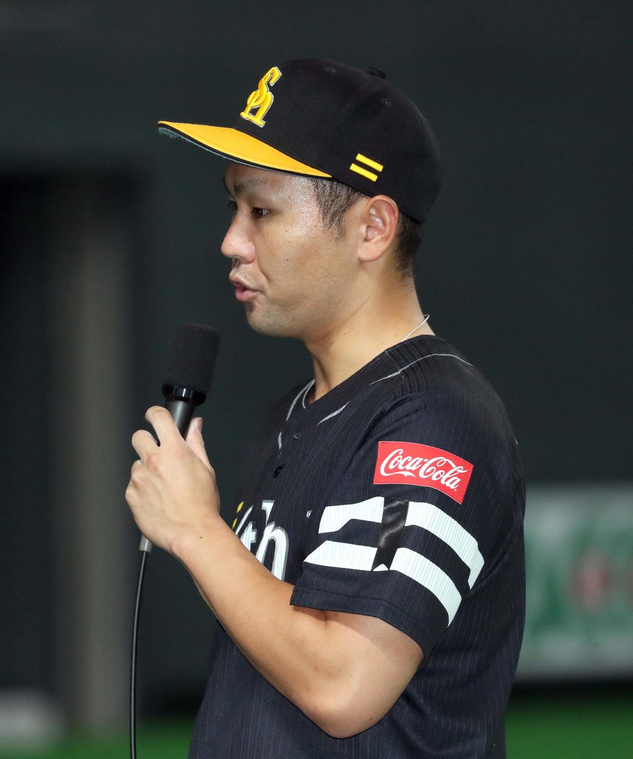 日本ハム対ソフトバンク　インタビューを受けるソフトバンク中村晃（撮影・佐藤翔太）