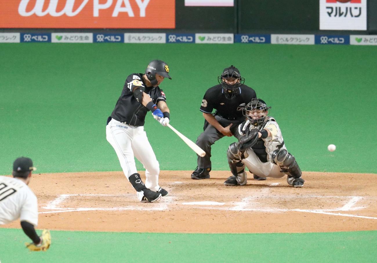 日本ハム対ソフトバンク　9回表ソフトバンク無死一塁、三塁強襲安打で通算1000本安打を達成する中村晃（撮影・黒川智章）