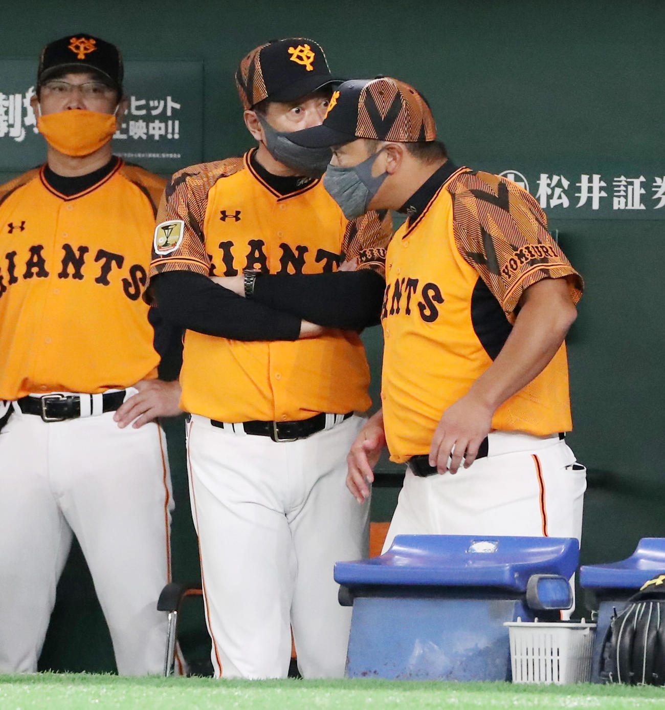 巨人対阪神　6回裏巨人無死、ベンチで阿部ヘッドコーチ代行（右）と話す原監督（撮影・加藤哉）