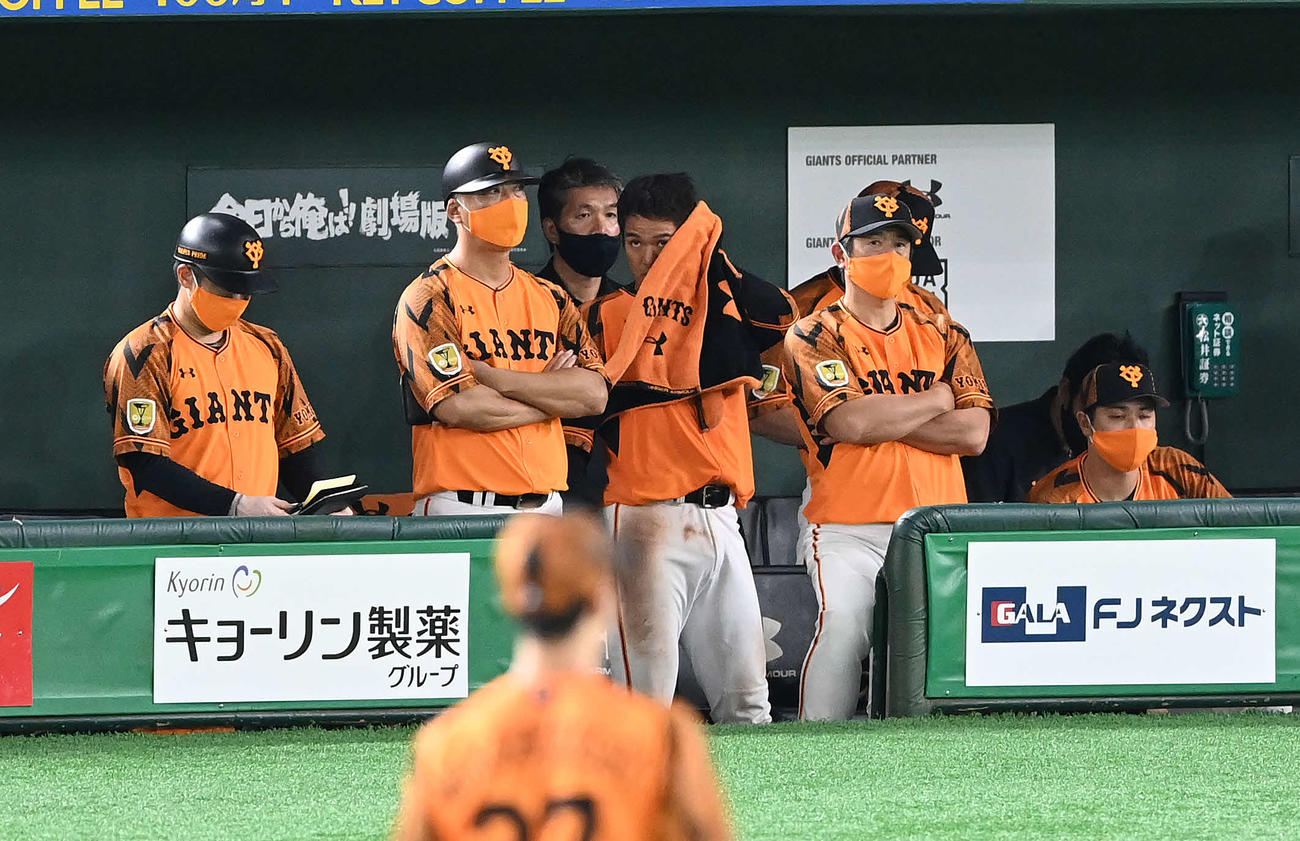 巨人対阪神　9回表に2失策した巨人田中俊（中央）は交代を告げられベンチで汗を拭う（撮影・鈴木みどり）