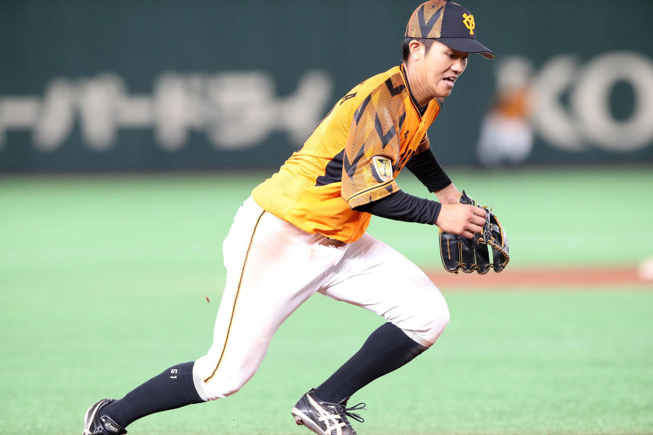 巨人対阪神　9回表阪神1死一、三塁、田中俊は近本の打球をエラーする（撮影・加藤哉）