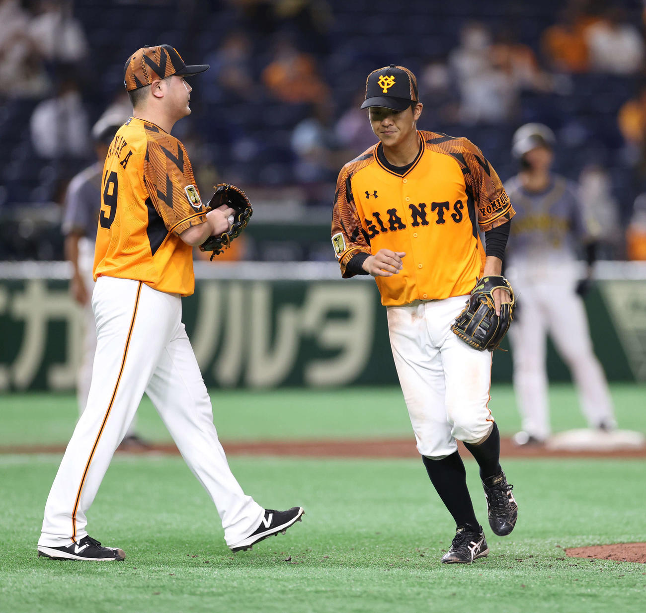 巨人対阪神　9回表阪神1死二、三塁、2度の適時失策となった田中俊（右）は交代となる。左は田中豊（撮影・河野匠）