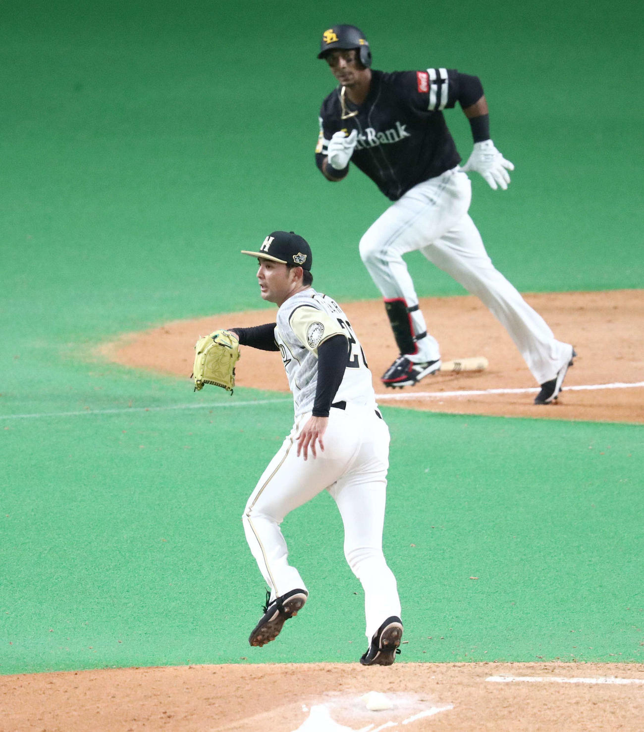 日本ハム対ソフトバンク　9回表ソフトバンク無死一、二塁、グラシアルに右前適時打を浴びる上原（撮影・黒川智章）
