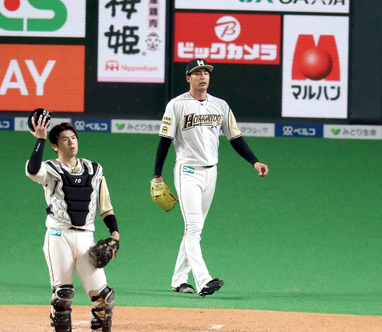 日本ハム対ソフトバンク　9回表、2失点し渋い表情の上原（右）（撮影・黒川智章）