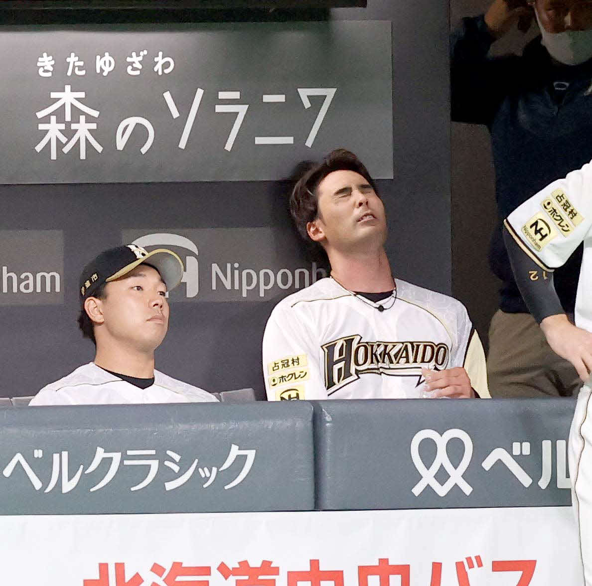 日本ハム対ソフトバンク　9回途中で降板しベンチで悔しそうな表情をする日本ハム上原（撮影・佐藤翔太）
