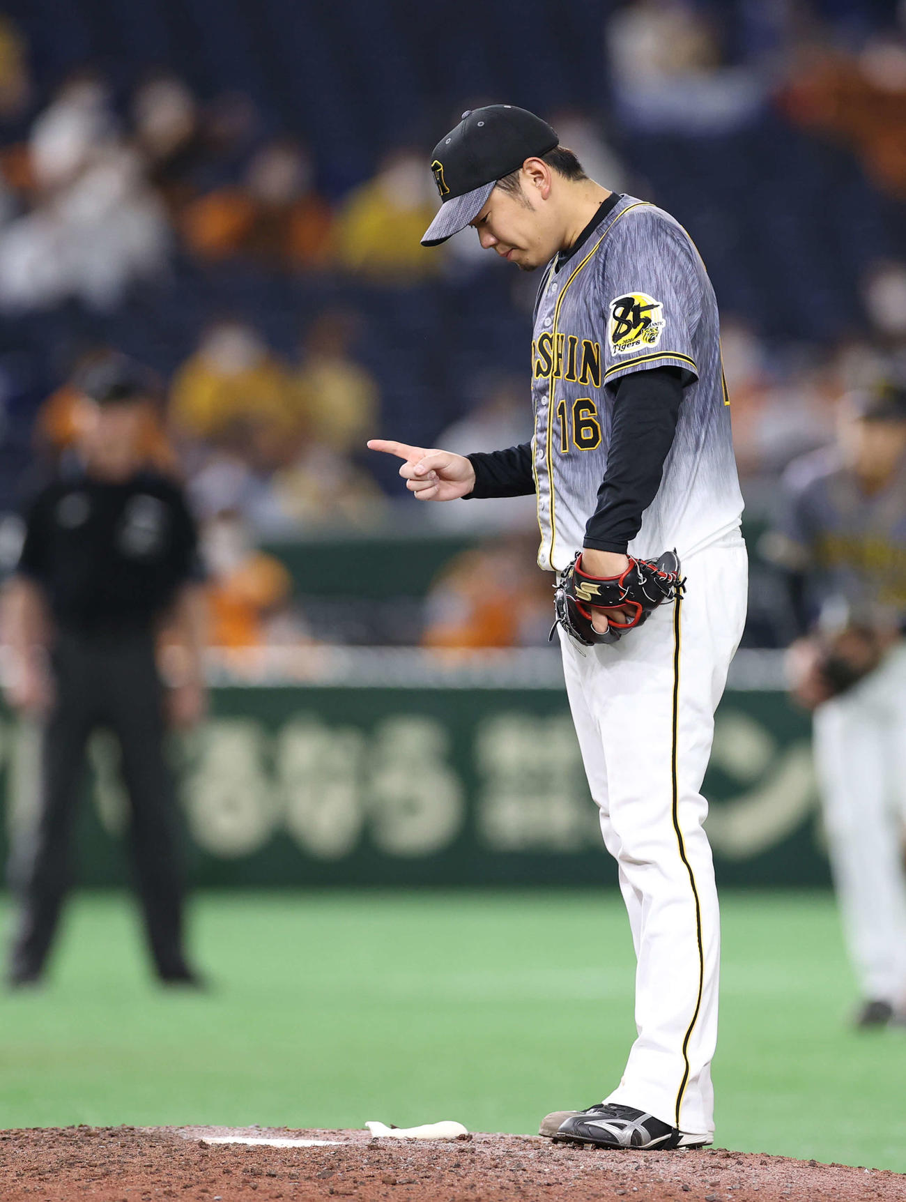 巨人対阪神　9回裏を前に集中する西勇（撮影・河野匠）