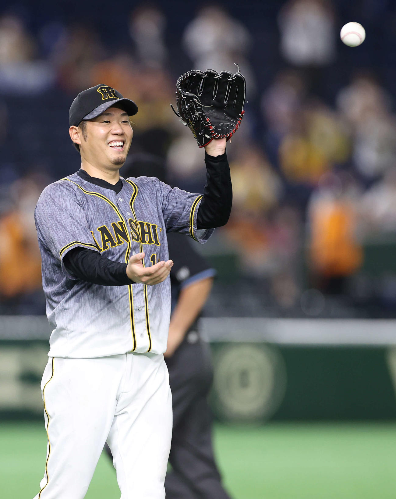 巨人対阪神　巨人を下し、一塁手の荒木から勝利球を受け取り笑顔の西勇（撮影・河野匠）