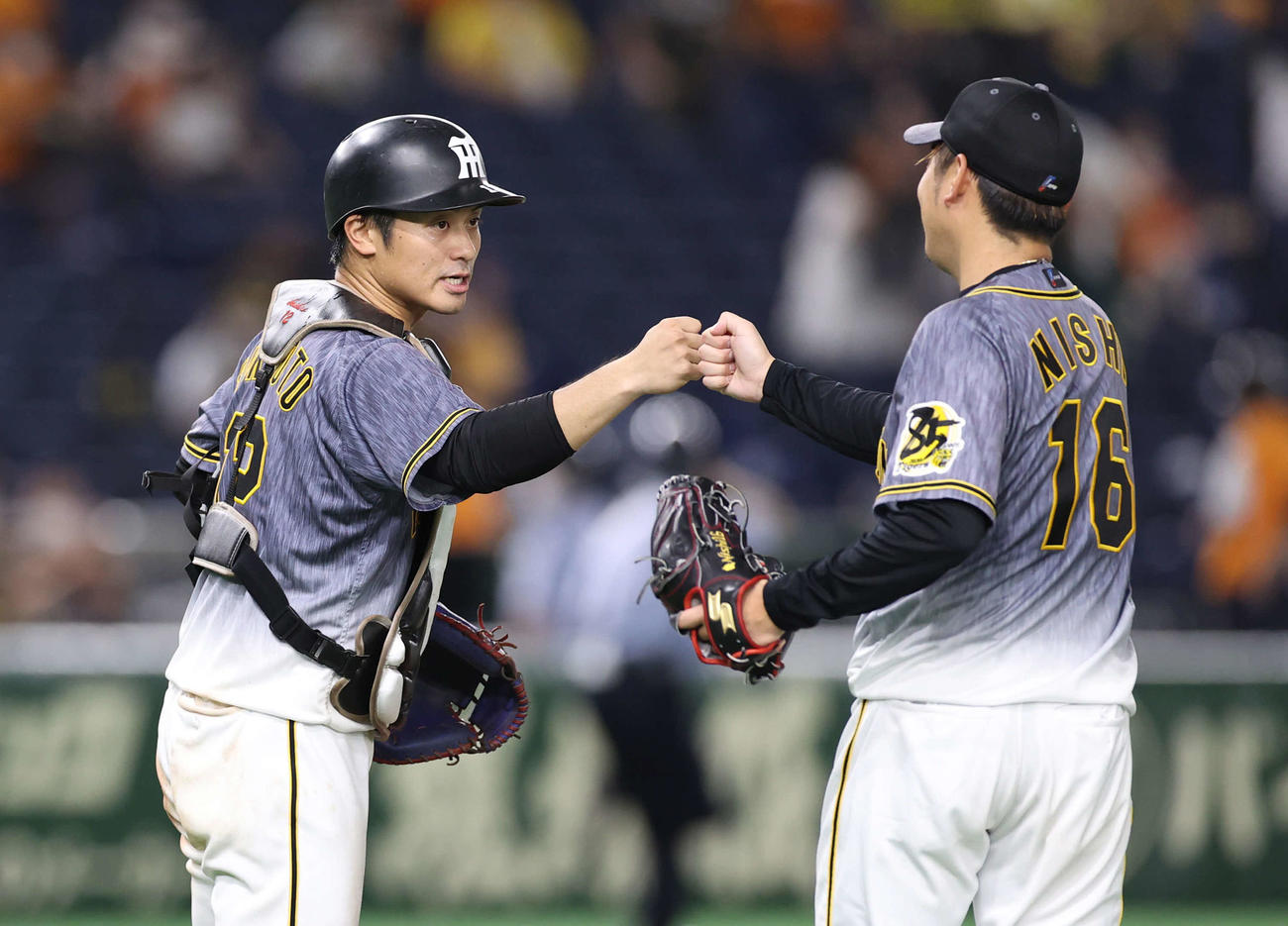 巨人対阪神　巨人を下し、完封勝利を収めた西勇（右）は捕手坂本とグータッチを交わす（撮影・河野匠）