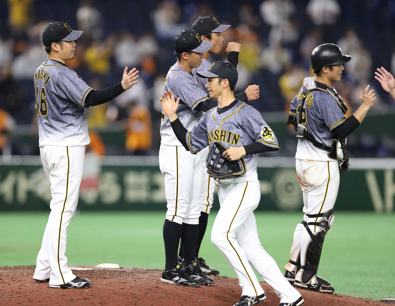 巨人対阪神　巨人を下し、完封勝利の西勇（左端）は近本（手前）を迎える（撮影・河野匠）