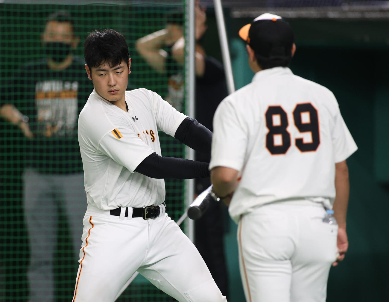 巨人対阪神　試合前、ティー打撃を行う巨人岡本（撮影・河野匠）
