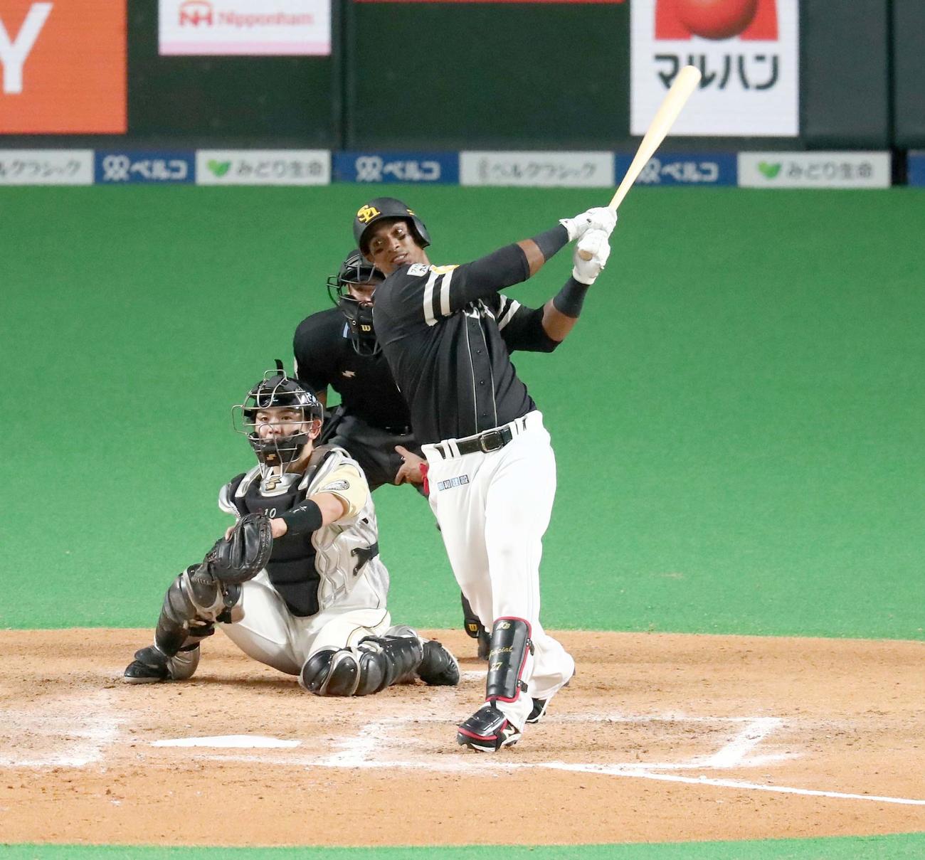 日本ハム対ソフトバンク　9回表ソフトバンク無死一、二塁、右前適時打を放つグラシアル（撮影・黒川智章）