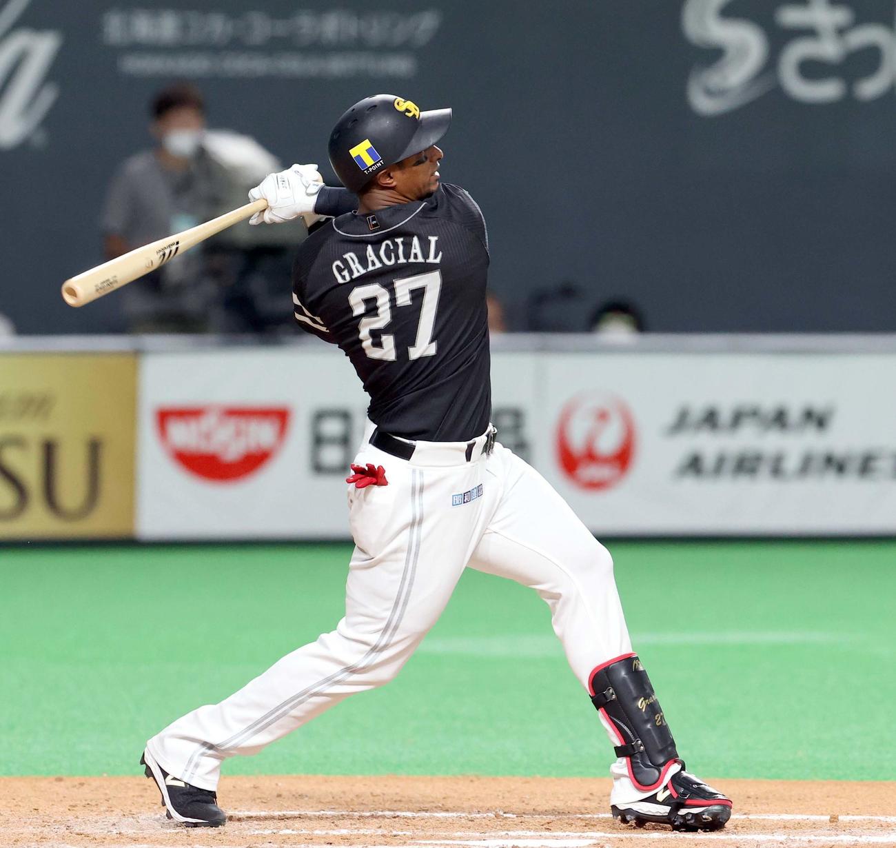 日本ハム対ソフトバンク　9回表ソフトバンク無死一、二塁、グラシアルは先制となる右前適時打を放つ（撮影・佐藤翔太）