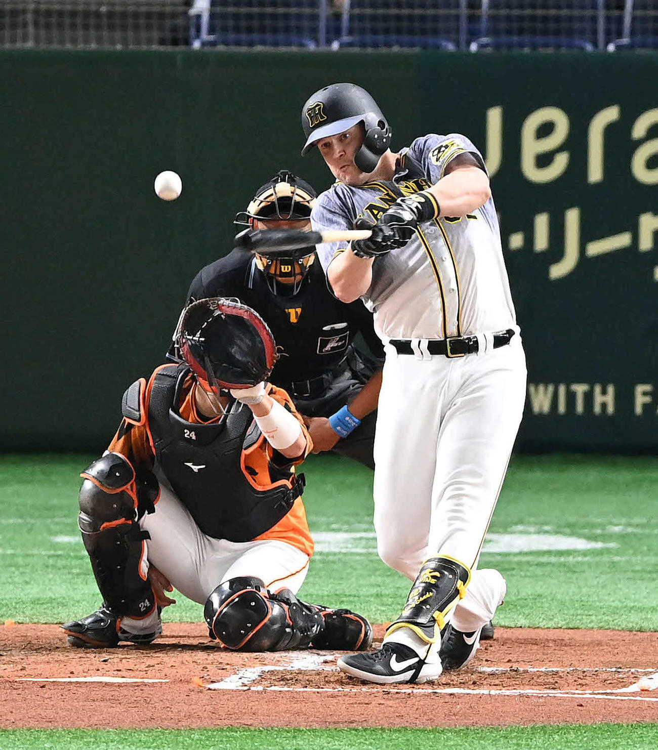 巨人対阪神　2回表阪神2死一、二塁、中前適時打を放つサンズ。投手サンチェス（撮影・鈴木みどり）