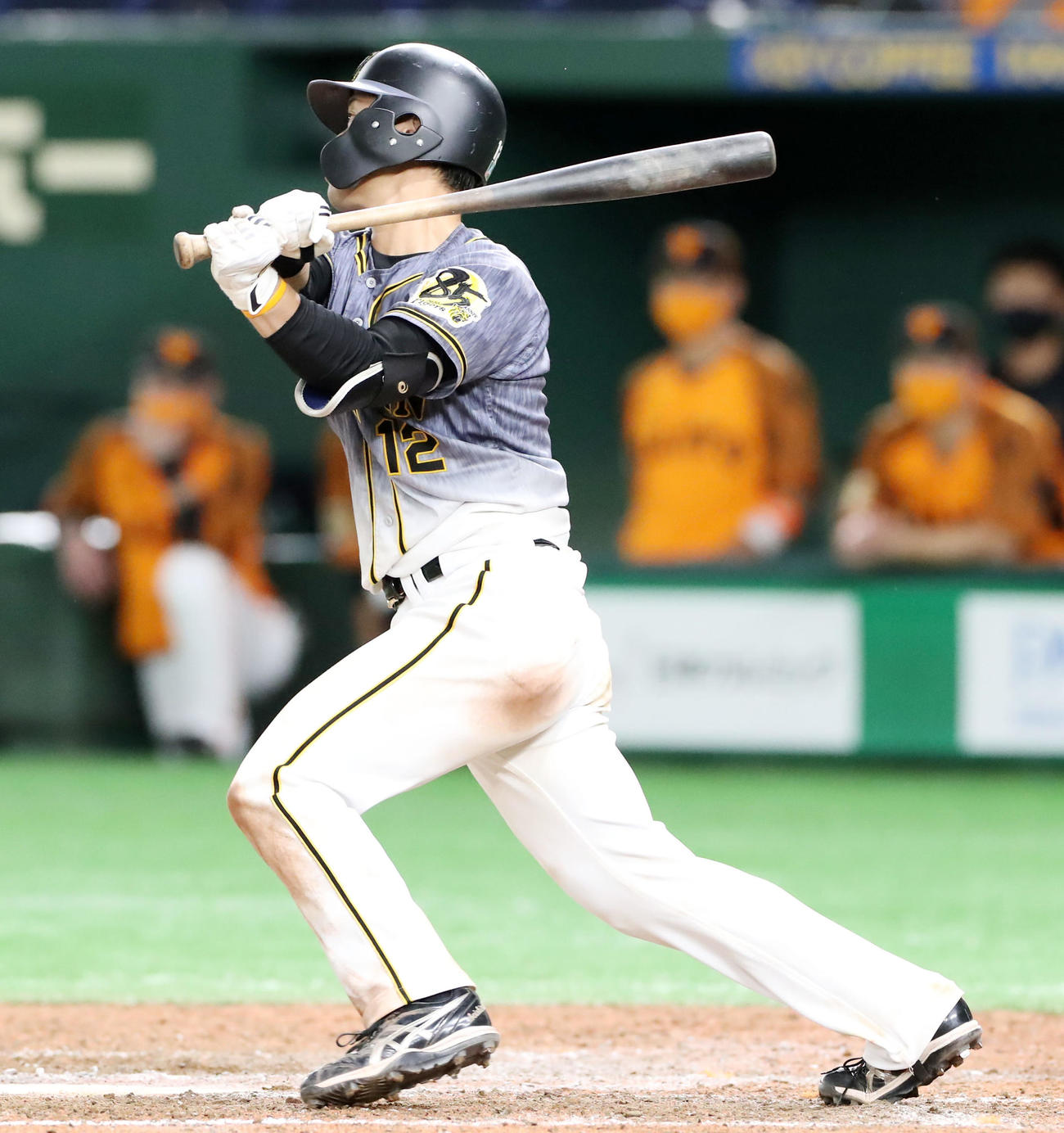 9回表阪神1死一、二塁、坂本は右越え適時二塁打を放つ（撮影・加藤哉）