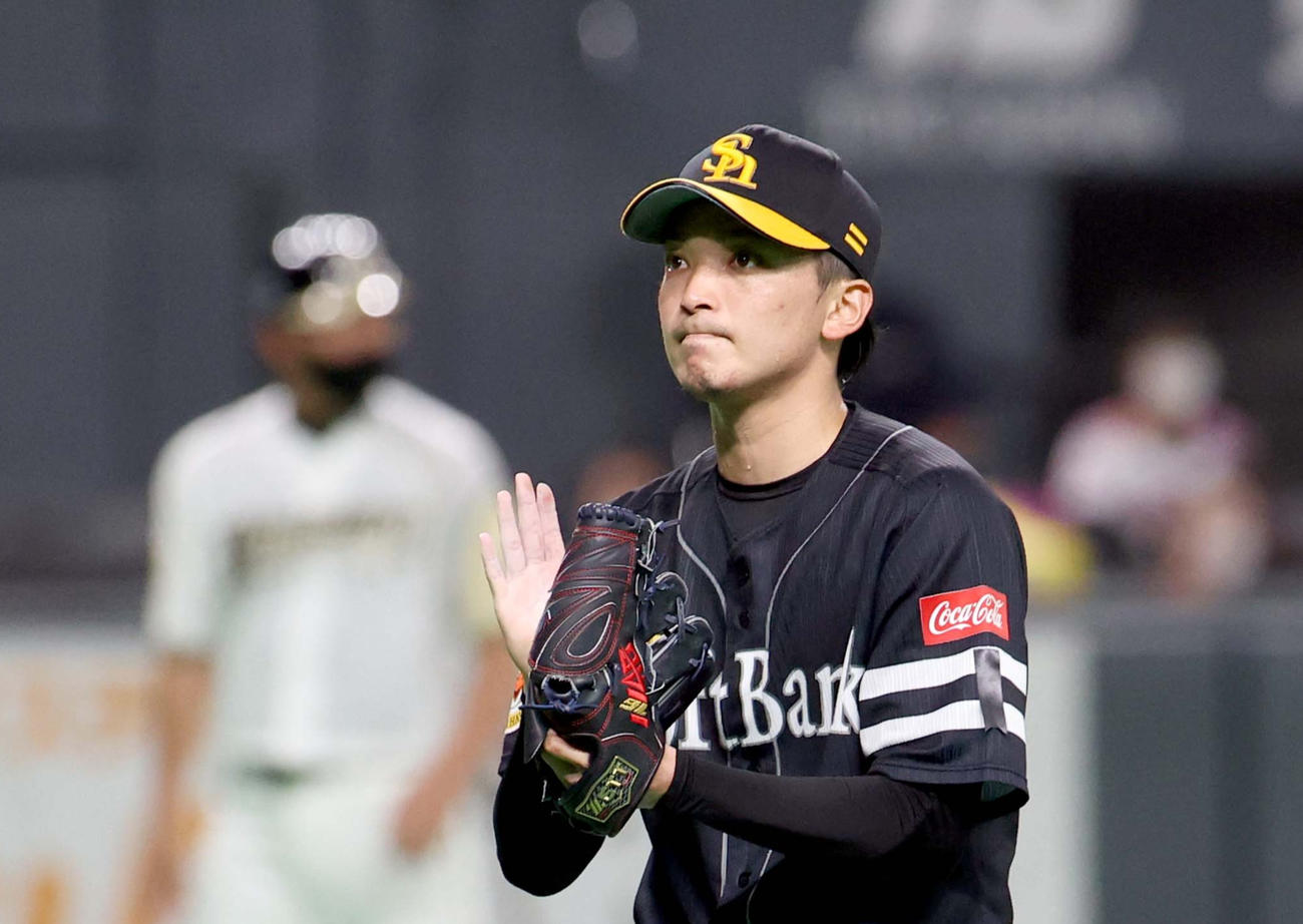 日本ハム対ソフトバンク　8回裏を無失点に抑えグラブをたたくソフトバンク東浜（撮影・佐藤翔太）