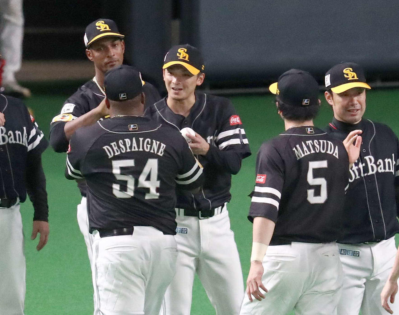 日本ハム対ソフトバンク　試合後、ソフトバンク・デスパイネから勝利球を受け取る東浜（撮影・黒川智章）