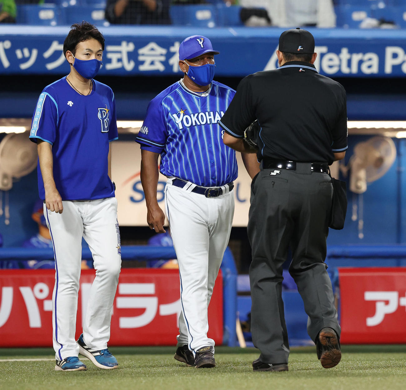 ヤクルト対DeNA　5回裏ヤクルト1死満塁、投手交代を告げるDeNAラミレス監督（中央）（撮影・垰建太）