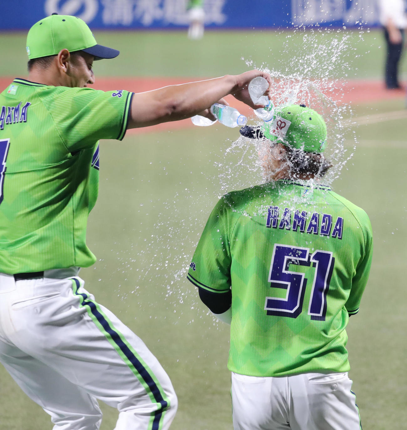 ヤクルト対DeNA　DeNAに連勝し中山（左）に水をかけられるヤクルト浜田（撮影・垰建太）