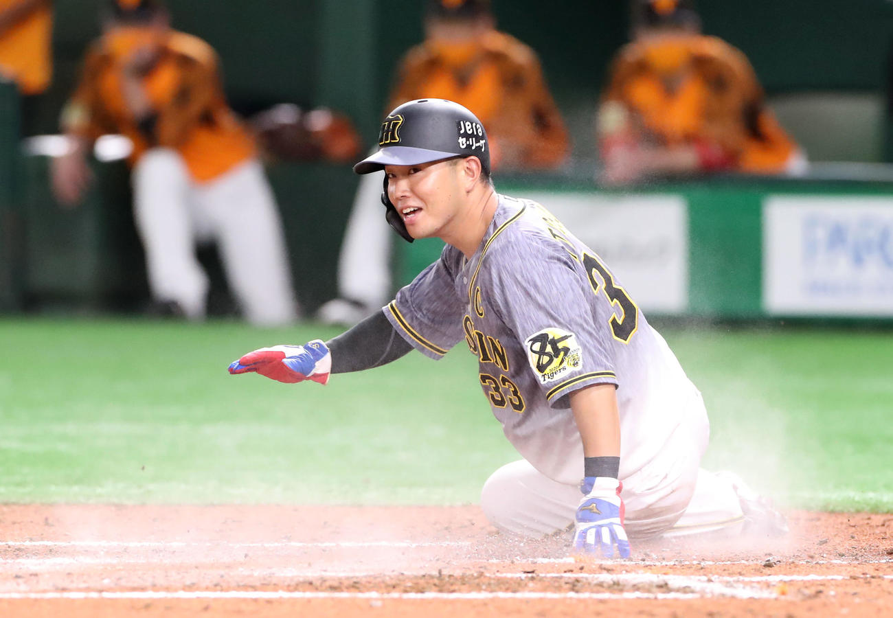 巨人対阪神　2回表阪神2死一、二塁、一走糸原もサンズの中前適時打で本塁生還する（撮影・加藤哉）