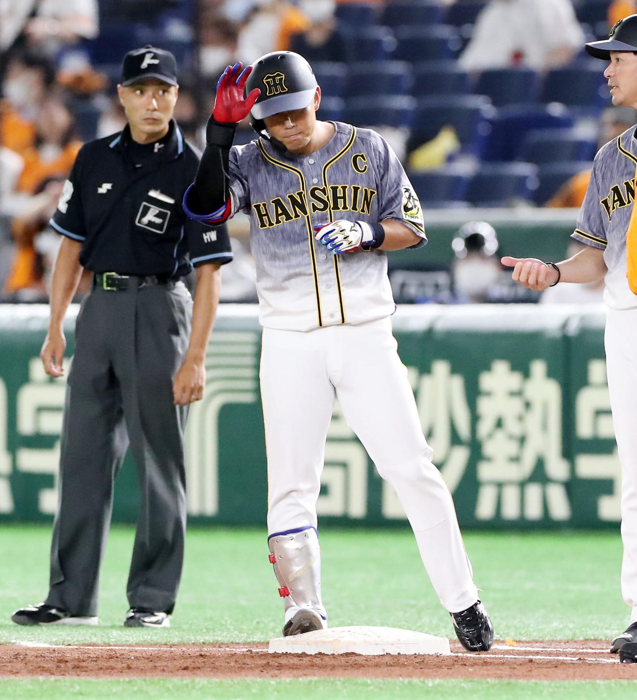 巨人対阪神　2回表阪神2死一塁、糸原は左前打を放つ（撮影・加藤哉）