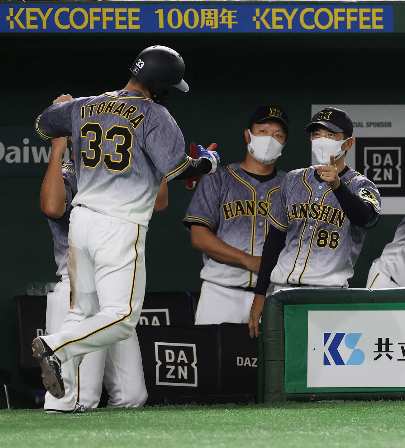 巨人対阪神　2回表阪神2死一、二塁、サンズの中前適時打で丸が悪送球する間に2人目の生還を果たした一塁走者の糸原（手前）を迎える矢野監督（右）（撮影・河野匠）
