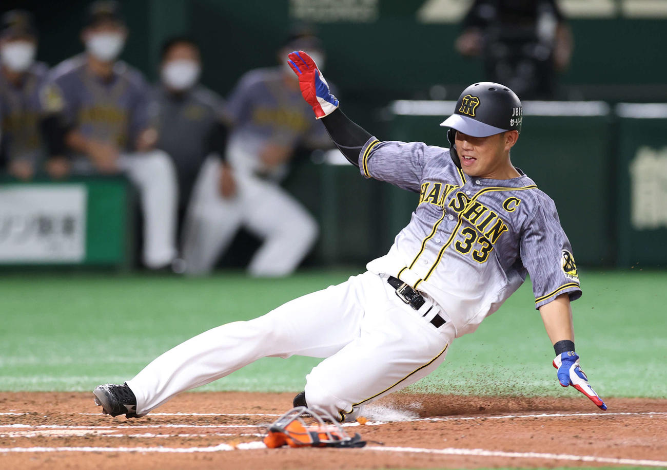巨人対阪神　2回表阪神2死一、二塁、サンズの中前打で丸が悪送球する間に生還する一塁走者の糸原（撮影・河野匠）