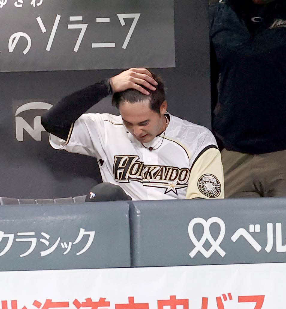 日本ハム対ソフトバンク　9回途中で降板しベンチで悔しそうな表情をする日本ハム上原（撮影・佐藤翔太）