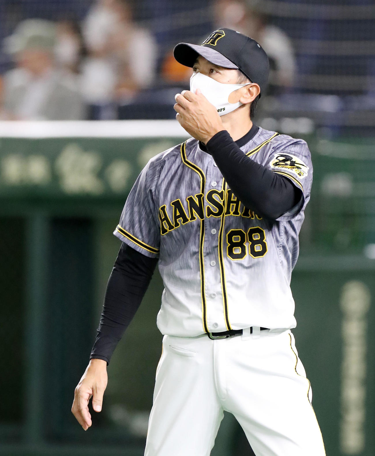 巨人対阪神　選手交代を告げる矢野監督（撮影・加藤哉）