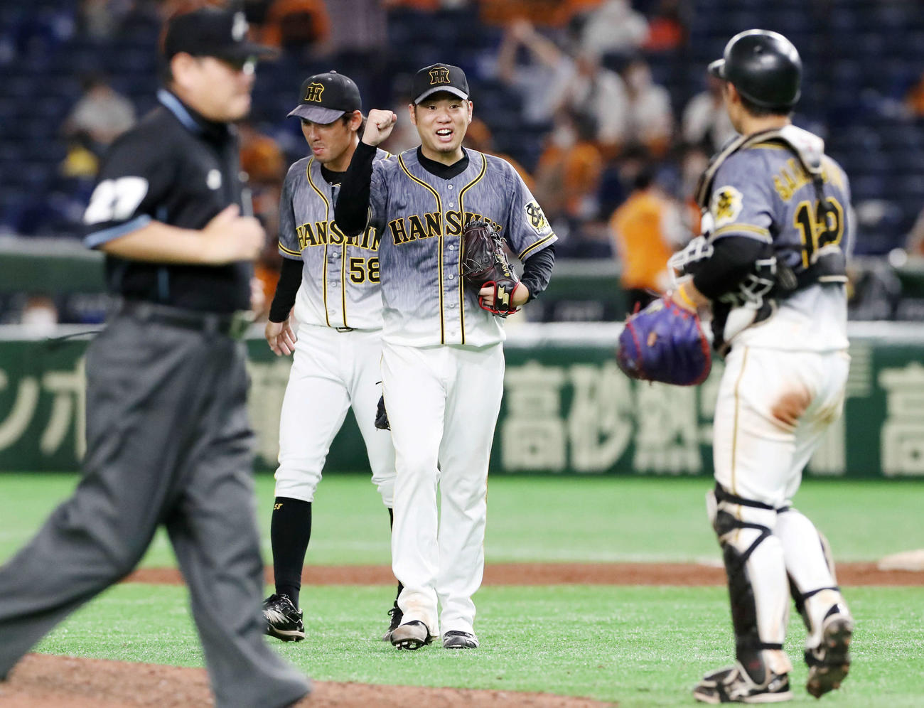 巨人対阪神　2試合連続完封勝ちの西勇（中央）は坂本（右）に向かってガッツポーズを見せる（撮影・加藤哉）