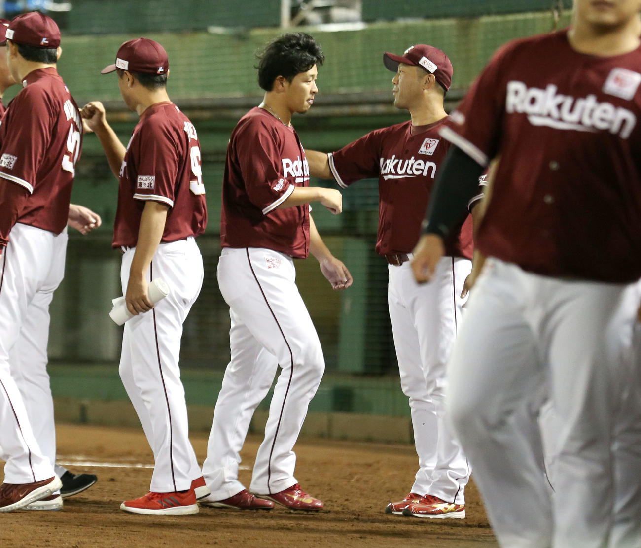 オリックス対楽天　楽天の三木監督（右）はオリックスに勝利し、ベンチ前でナインとタッチする（撮影・上山淳一）